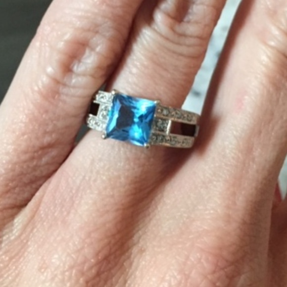 Beautiful 14K Blue Topaz Ring - Picture 3 of 5